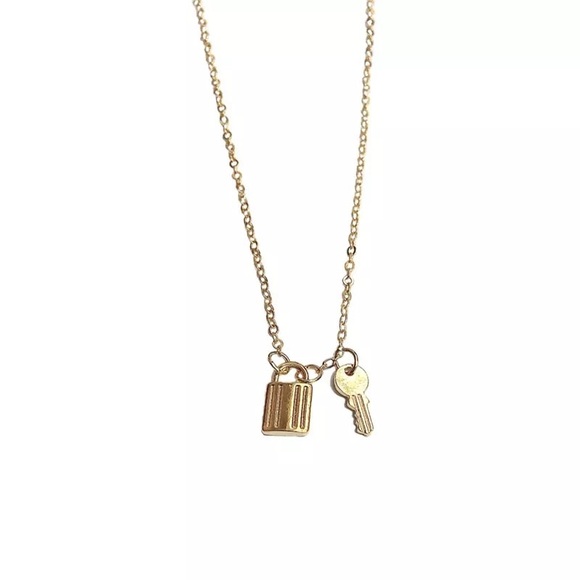Gold plated Mini Key Padlock Clavicle Necklace - Picture 3 of 3